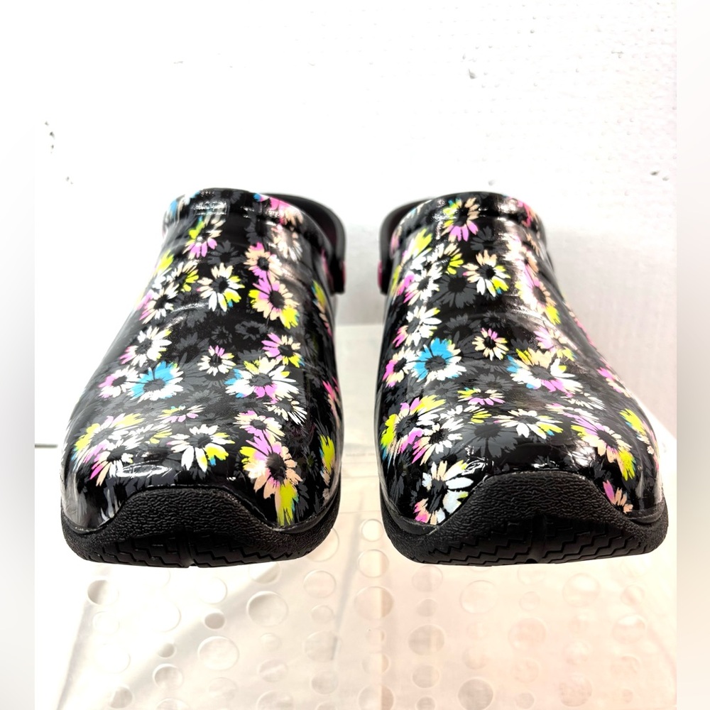 Anywear Slip Resistant 10 Floral Women's Clogs - Picture 5 of 9